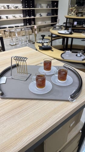 طقم شاهي وقهوة بصحن ثلجي وبتصميم أنيق