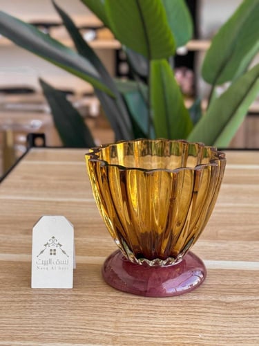 آنية زجاجية بألوان لطيفة