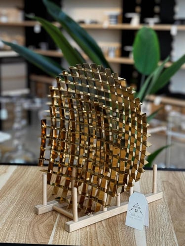 صحن تقديم أو ديكور دائري من المعدن باللّون الذهبي