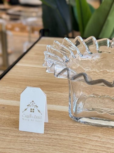 آنية زجاج شفافه بتصميم أنيق