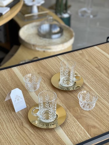 طقم قهوة وشاهي 18 قطعة باللون الذهبي وبنقشة راقية