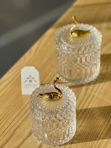 وعاء تقديم زجاجي مع مسكة اوزة ذهبية