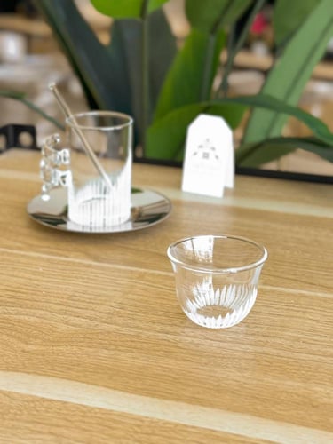 طقم قهوة وشاهي 24 قطعة بمسكة مميزة وبلون فضي