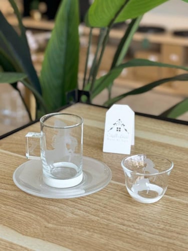 طقم شاهي وقهوة بصحن ثلجي وبتصميم أنيق