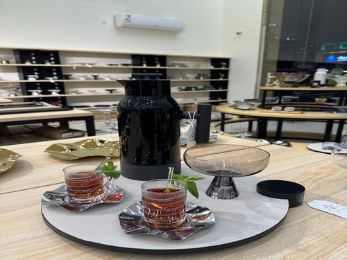 طقم شاهي وقهوة 24 قطعة بتصميم راقي وبلون فضي