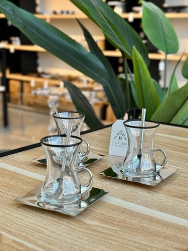 طقم شاهي 18 قطعه وبلون فضي مع تفاصيل سوداء