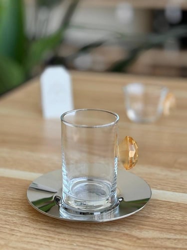 طقم 18 قطعة مع مسكة ألماسية باللون العسلي