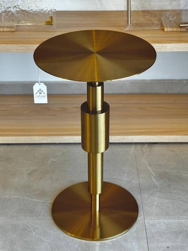 طاولة خدمة أو جانبية مصنوعة من المعدن