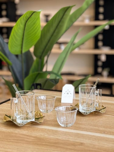 طقم شاهي وقهوة 24 قطعة باللون الذهبي الأنيق