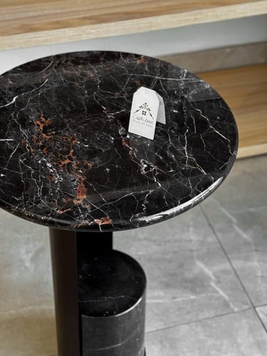 طاولة جانبية أو خدمة بتفاصيل أنيقة