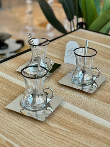 طقم شاهي 18 قطعه وبلون فضي مع تفاصيل سوداء