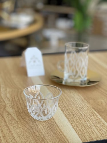 طقم قهوة وشاهي 18 قطعة باللّون الذهبي وبنقشة مميزة