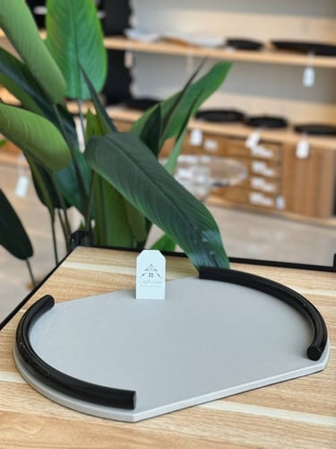 صينية جلد بيج وبحواف سوداء