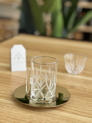 طقم شاهي وقهوة باللّون الذهبي وبتفاصيل مميزة