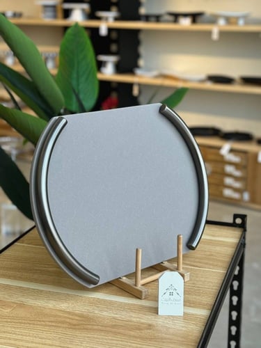 صينية جلد رمادية وبحواف فضية