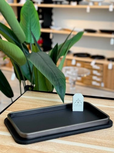 صينية جلد مستطيلة سوداء وبتفاصيل معدنية