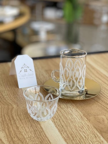 طقم قهوة وشاهي 18 قطعة باللّون الذهبي وبنقشة مميزة