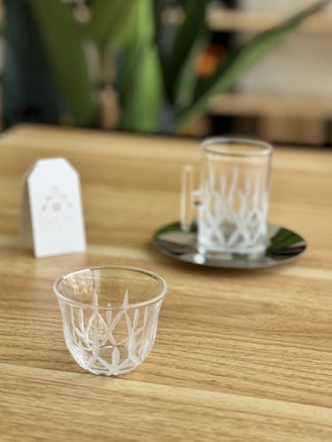 طقم شاهي وقهوة باللّون الفضي وبتفاصيل مميزة