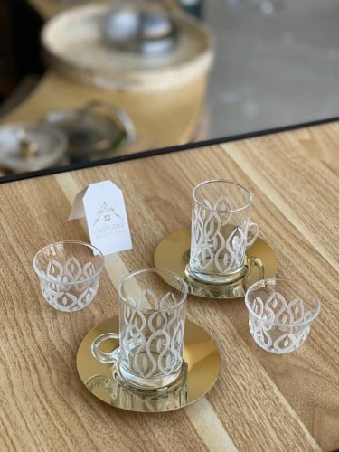 طقم قهوة وشاهي 18 قطعة باللّون الذهبي وبنقشة مميزة