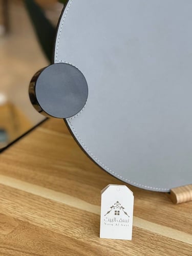 صينية جلد دائرية وبتفاصيل سوداء