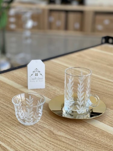 طقم قهوة وشاهي 18 قطعة باللون الذهبي وبنقشة راقية