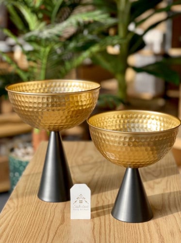 حامل ضيافة ذهبي بـقاعدة سوداء