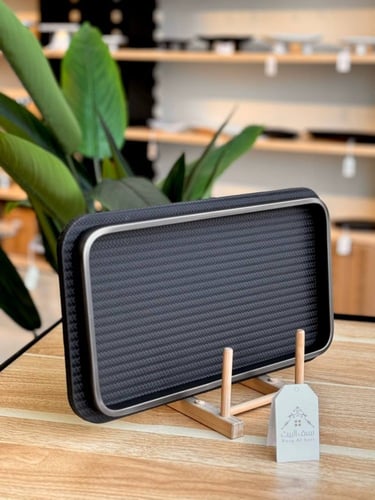 صينية جلد مستطيلة سوداء وبتفاصيل معدنية