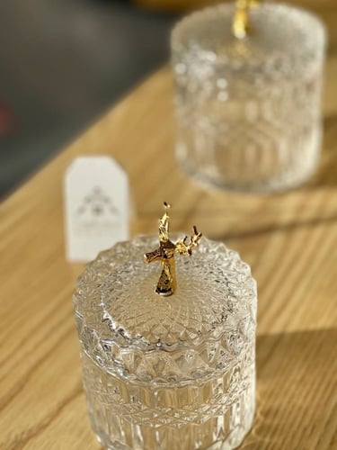 وعاء تقديم زجاجي مع مسكة غزال ذهبية