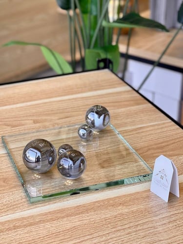 صينية زجاج بتفاصيل أنيقة