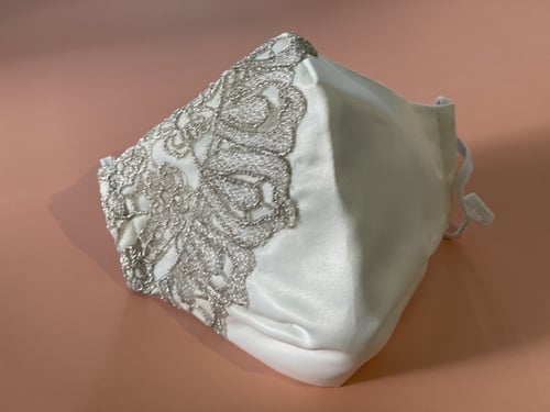 كمامة سهرة اوف وايت تطريز فضي