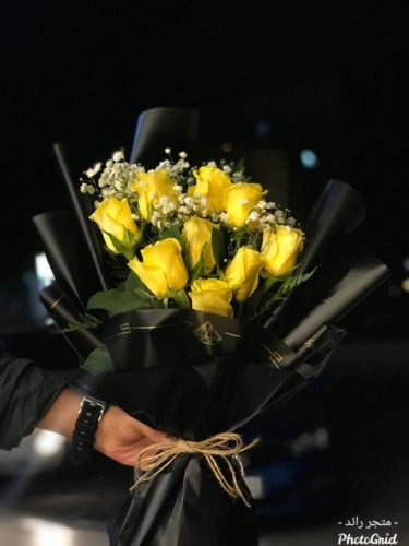 باقة ورد اصفر بتغليف اسود فاخر