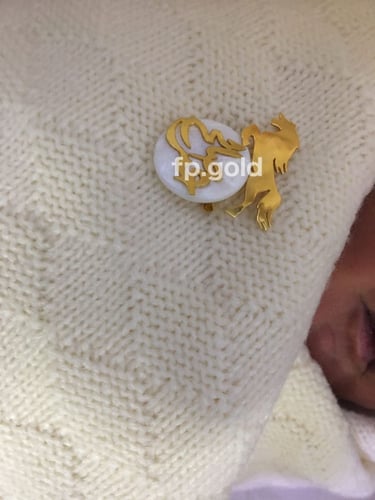 بروش صدف الحصان مقاس وسط بالاسم الثنائي