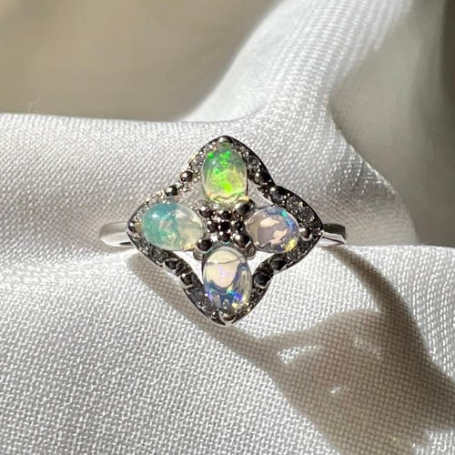 خاتم اوبال ابيض