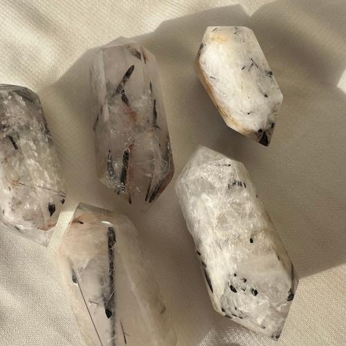 برج تورمالين اسود في كوارتز بطرفين