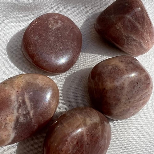 حجر القمر المشمشي مصقول