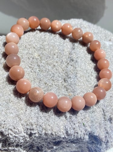 اسوارة حجر القمر المشمشي