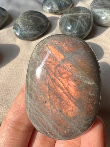 لابرادوريت بنفسجي مصقول