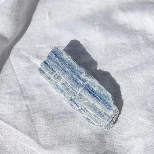 كيانيت خام طبيعي