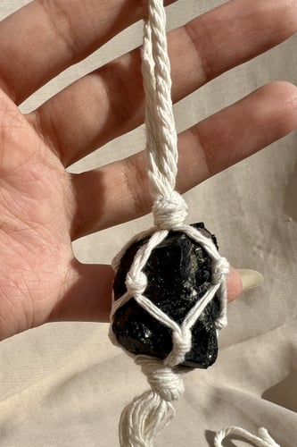 ميداليه شنطة حجر كريم خام