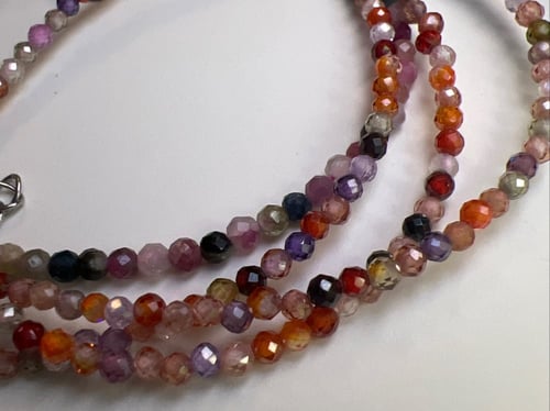 اساور احجار كريمة