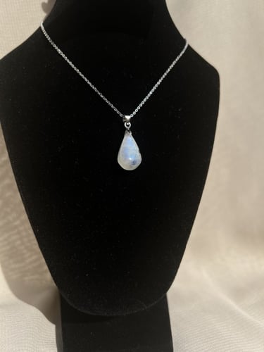 سلسال حجر القمر وسط فضة 925