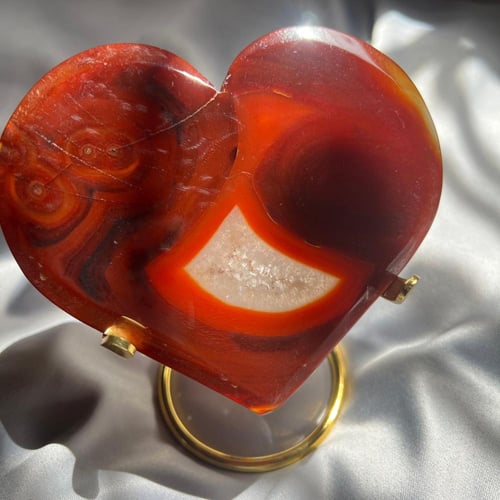 قلب كارنيليان بقاعدة ذهبية