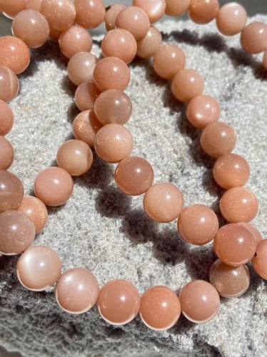 اسوارة حجر القمر المشمشي