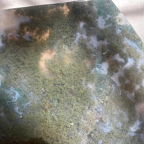 عقيق طحلبي بقاعدة ذهبية