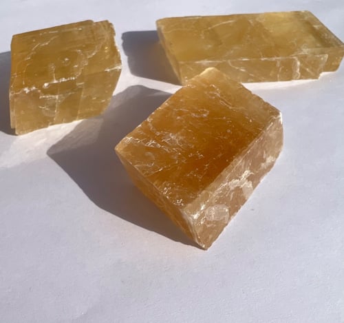 كالسيت عسلي مكعب طبيعي