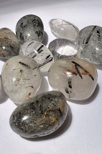 تورمالين في كلير كوارتز طبيعي