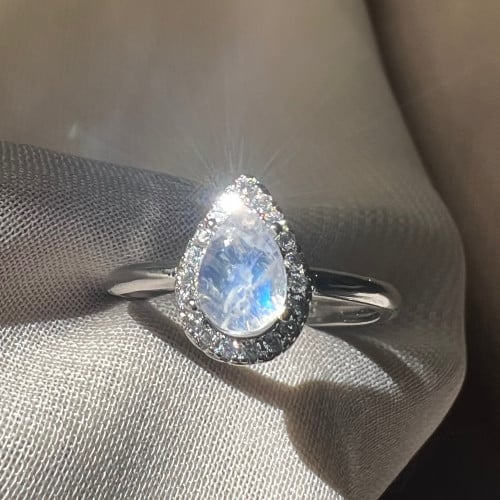 خاتم حجر القمر طبيعي