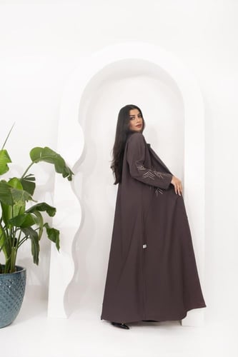 ‎‏ ‎‏‎‏عباية كريب بنفسجي فاتح بتطريز ناعم