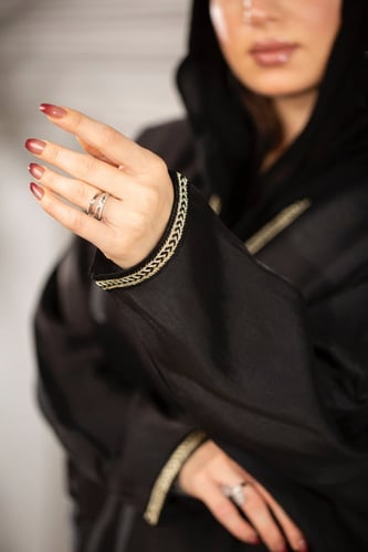 عباية بشت اسود بكلفة ذهبي