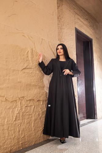 عباية جوخ اسود بكسرات امامية وخلفية